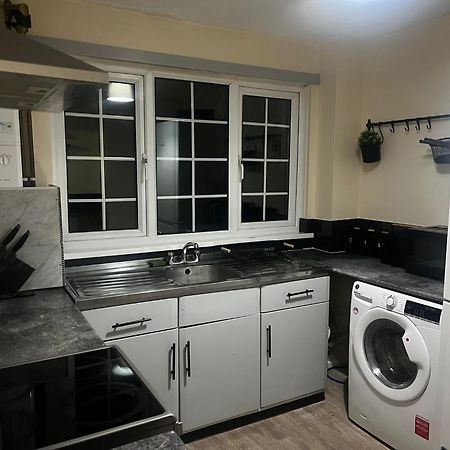 Xb Property - Comfy House Perfect For Families Contractors Relocators West Bromwich Kültér fotó