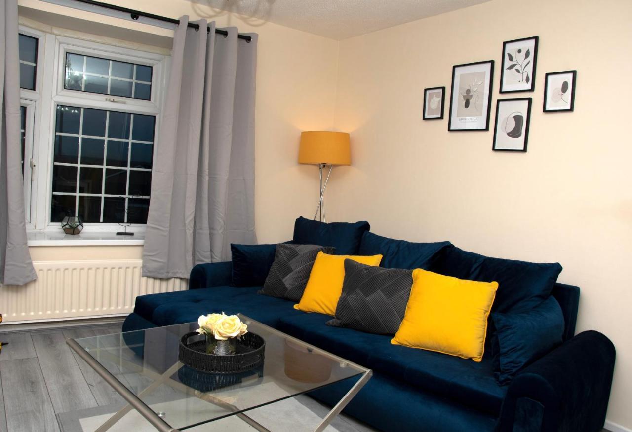 Xb Property - Comfy House Perfect For Families Contractors Relocators West Bromwich Kültér fotó